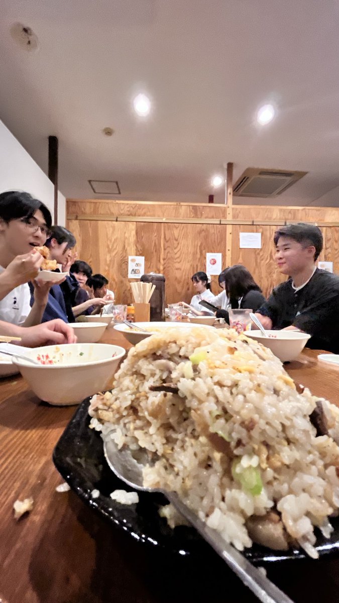 rindo_fes's tweet photo. 【りんどう祭実行委員の日常】
広報部は先日新歓を行いました！
場所は長大生御用達の華龍飯店です🍜
１年生は料理の大盛り具合を見て大興奮でした🤩 https://t.co/mqCDQRbPe6