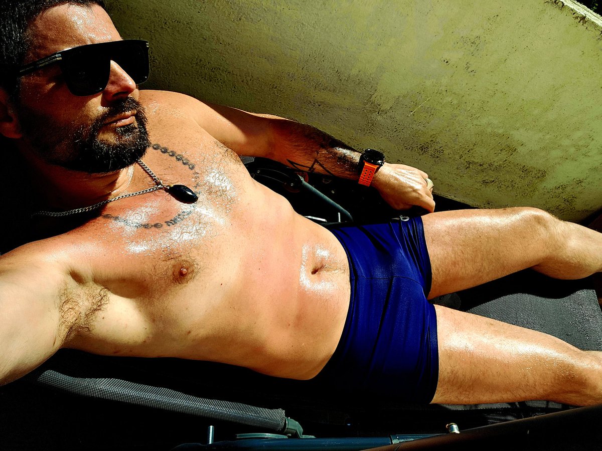 du31moi's tweet photo. Deux jours de bronzage et la peau brunie. https://t.co/aUDe1xQOF0