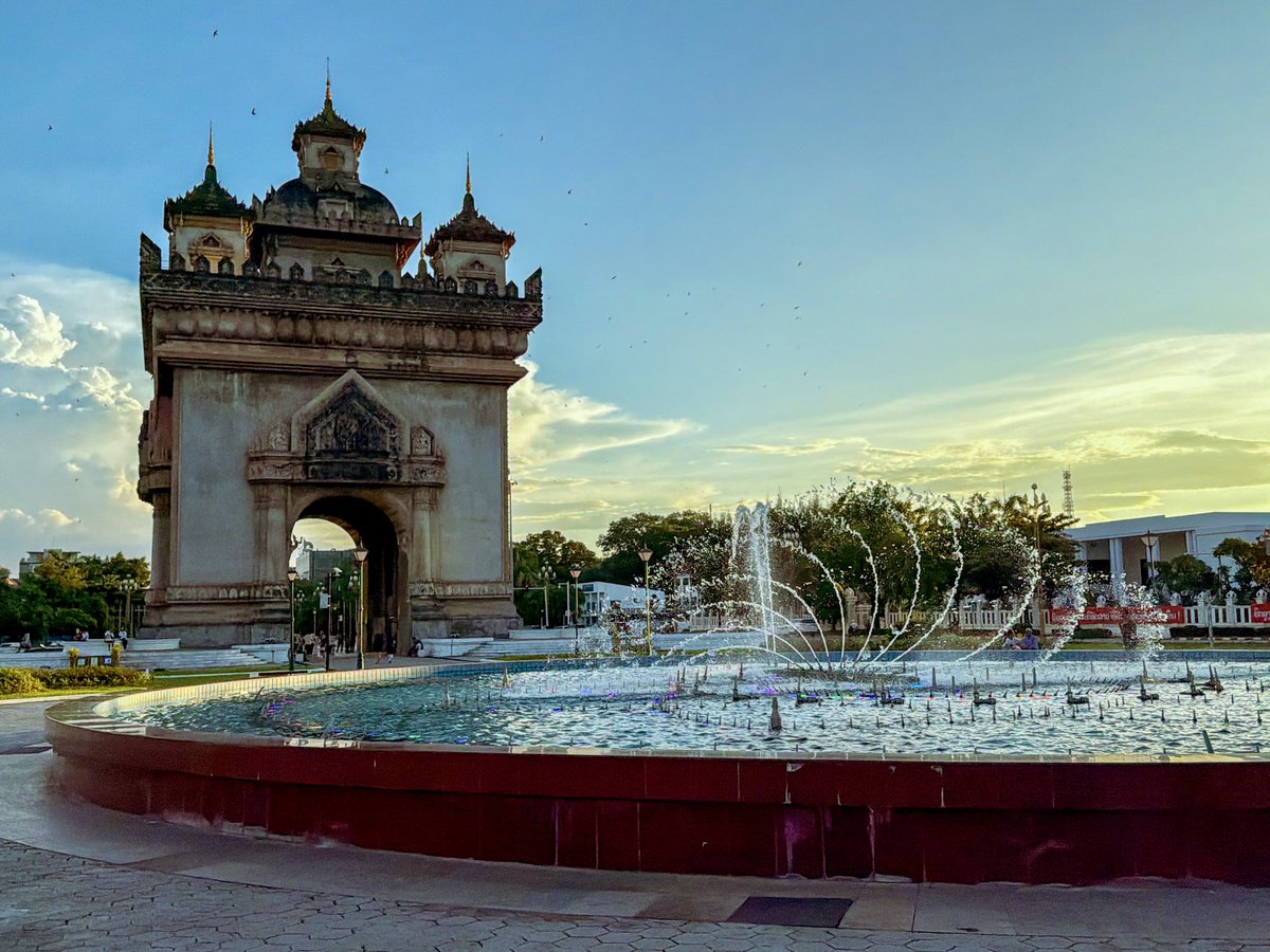 dwightronan's tweet photo. Patuxay sunset. #vientiane #laos https://t.co/4xfOKwKq3Y
