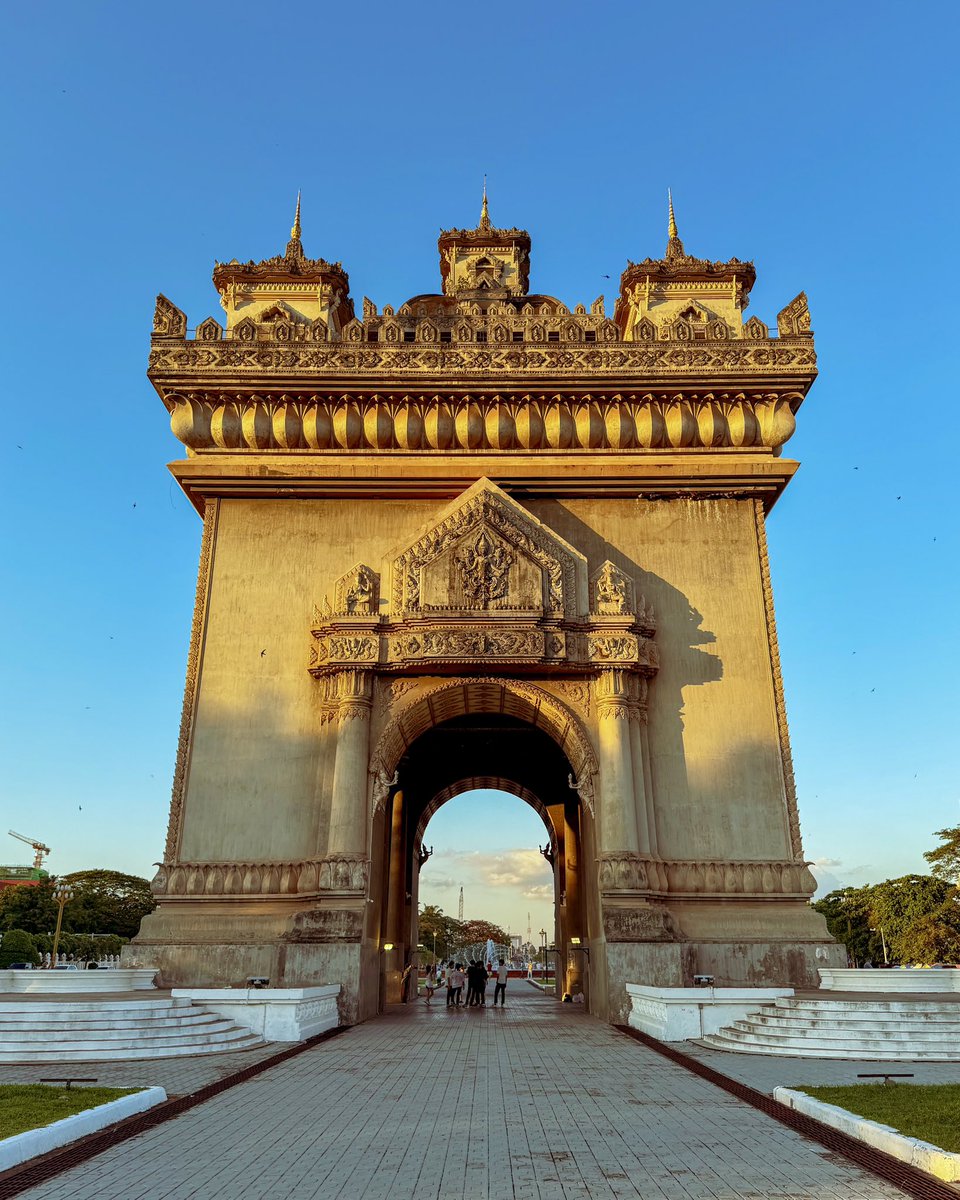 dwightronan's tweet photo. Patuxay sunset. #vientiane #laos https://t.co/4xfOKwKq3Y
