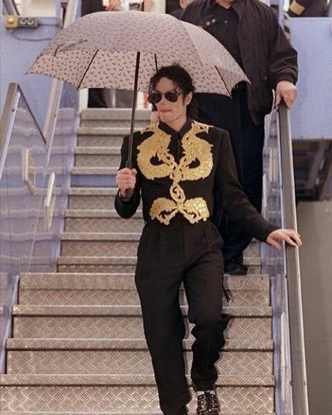 Susan_Musk's tweet photo. @Jackkk Michael Jackson always used an umbrella ! not like we haven’t seen it before https://t.co/74u4xFnn1b