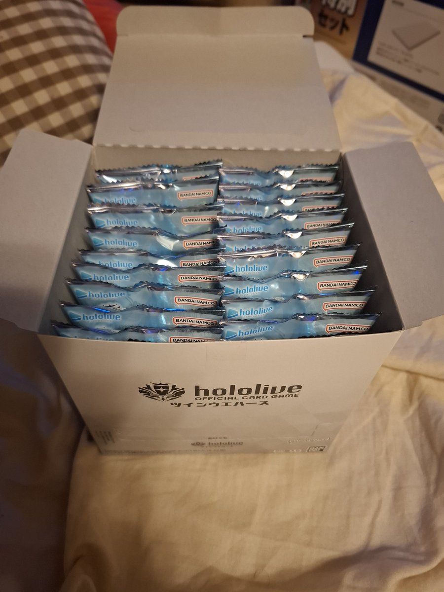 messiy1123's tweet photo. ホロライブのウエハースを1箱買って
フブキを引けた嬉しさに配列載せます。
1番下が手前です。
左手が3番目にルーナ、10番目にラミィ
右手が6番目にフブキでした。
参考になれば https://t.co/lQVg2ednt3
