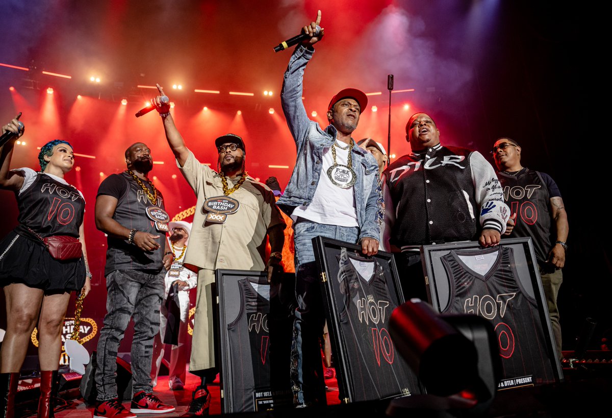 StateFarmArena's tweet photo. .@hot1079atl knows how to throw a party 🎉

📸: @kylehess10 https://t.co/DQbEiVbwDg
