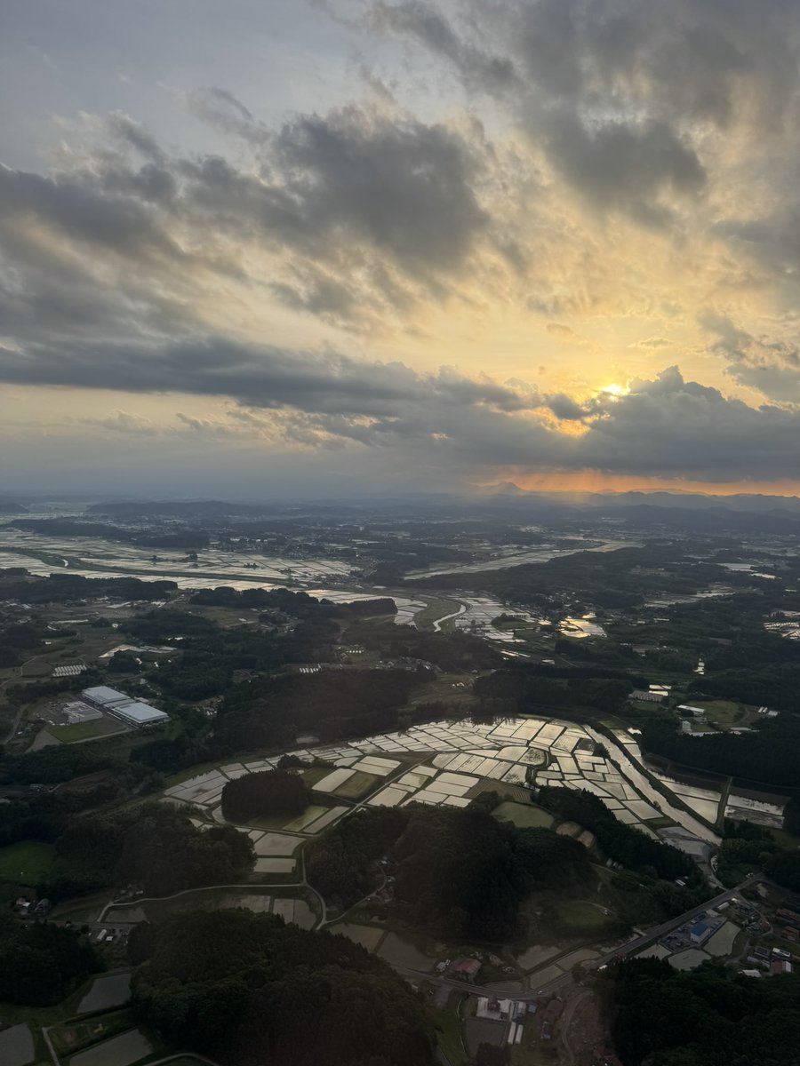 arata_02nd's tweet photo. #郡山 
#夕焼け
 福島空港への着陸風景
ちょうど良い感じの夕焼け
���んぼにも綺麗に反射していたのだが、
上手く映らなかった https://t.co/tkoQ1jMQsM
