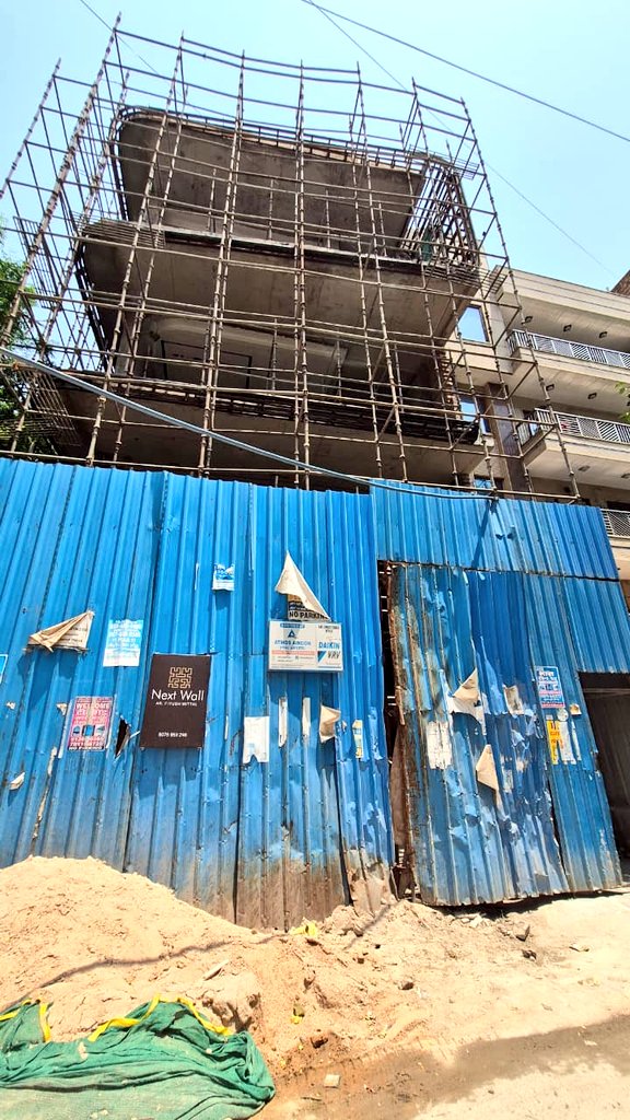 sisdassy's tweet photo. Complaint was about illegal balcony extensions violating setback norms. No measurements were taken. A-76 visibly protrudes beyond the uniform building line. Dust challan while ignoring this violation is an eyewash,Plz Measure setbacks immediately @MCD_Delhi @dckpzmcd @LtGovDelhi https://t.co/BcUVeO1Hd7