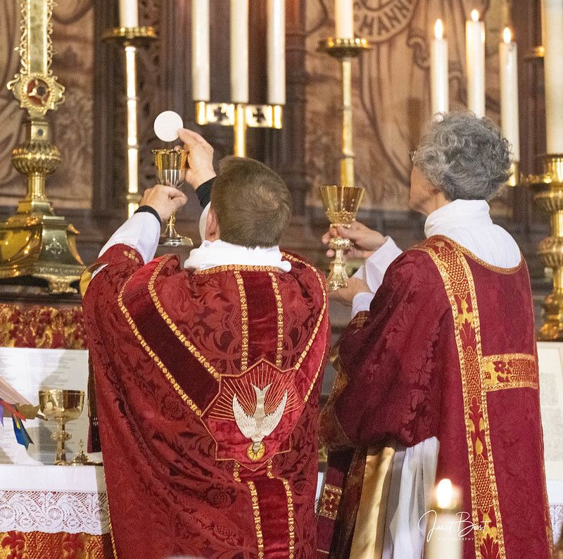 redroofmtl's tweet photo. 🕯️ MONDAY AFTER PENTECOST 🕯️

He fed them also with the finest wheat flour, alleluia: and with honey from the rock hath he satisfied them, alleluia, alleluia. Sing we merrily unto God our helper: make a cheerful noise unto the God of Jacob. https://t.co/ekuVSxShjP