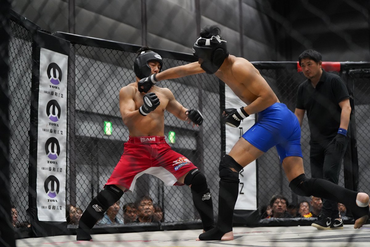 Gigio_jp's tweet photo. プロ修斗香川大会 FORCE23 #shooto0524 #FORCE23
オープニングファイト アマチュア修斗 フェザー級3分2R
笠井颯天(MMA Zジム)
平木翔真(Osaka FitPit Gym) https://t.co/5elOyp7GLI