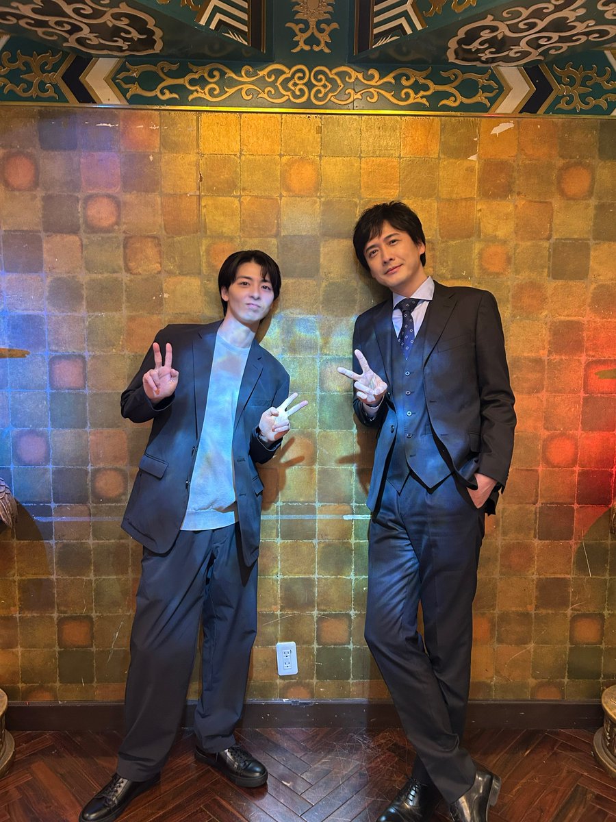 himi2_kitchen's tweet photo. 第𝟖話𝟓/𝟐𝟖(木)よる𝟏𝟎時放送！
『 今夜、秘密のキッチンで 』
𓂃𓂃𓂃𓂃𓂃𓂃𓂃𓂃𓂃𓂃𓂃𓂃 𓈒 𓏸 🌕

‥𝒐𝒇𝒇 𝒔𝒉𝒐𝒕📸‥

劇中では見られない、
お二人の仲の良さが伝わる
お茶目なオフショットをお届け🫶

実は2枚目のこのポーズ、
中村さんの提案でした🤭

第7話見逃し配信はこちらから🌕
🔗https://t.co/0nWzBfdc4x

#高杉真宙
#中村俊介
#今夜秘密のキッチンで #ひみつきち