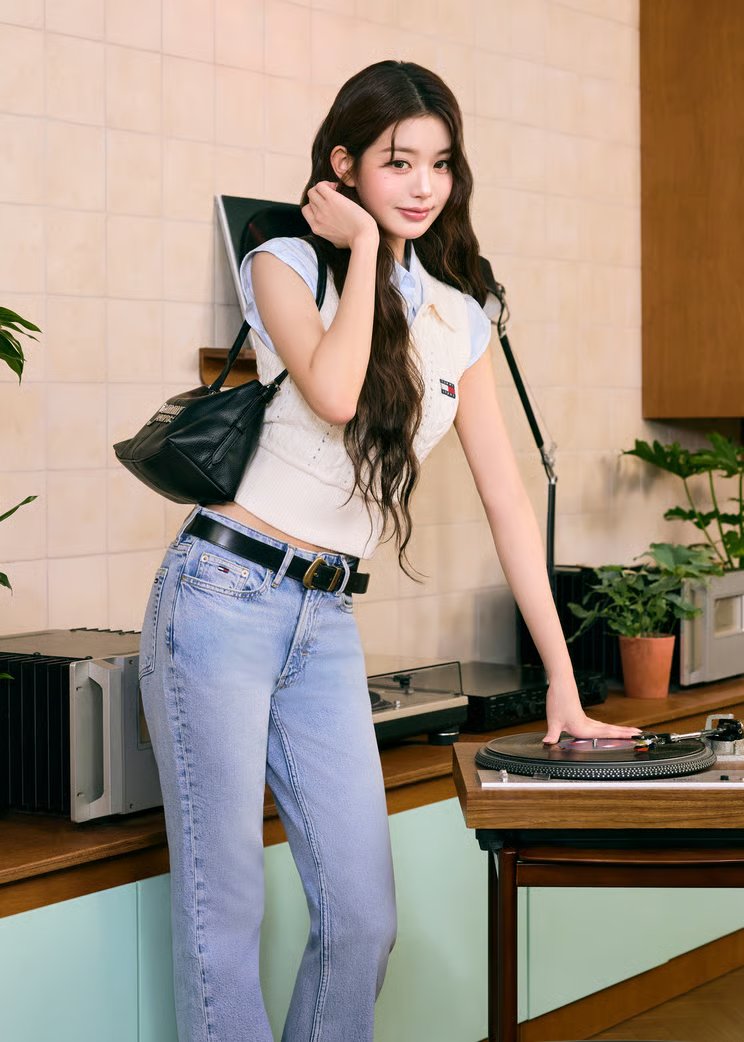 _wonyoungswife's tweet photo. No matter what, good or bad, I always praise myself, because I have worked hard regardless of the results - jang wonyoung for ELLE australia 🩶 https://t.co/pKUbHuWyix