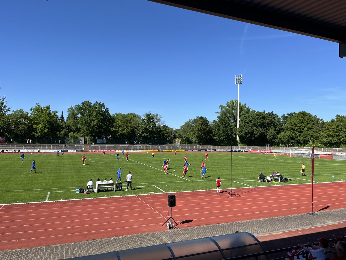 Joburg97's tweet photo. Spiel 42: Am Pfingstmontag gibt es Fußball in der Mittelrheinliga. Tabellenführer Bergisch Gladbach empfängt bei sommerlichem Wetter die Sportfreunde Düren. ⚽️ #SVBSFD #Mittelrheinliga https://t.co/jnzCOqohfd