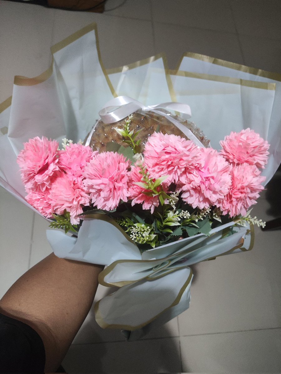 sanptuy's tweet photo. bouquet terbaik nggak ada lawan sedunia seangkasa raya dari si imupp🫰🏻🫰🏻🫰🏻 https://t.co/hM7ZzifNMU