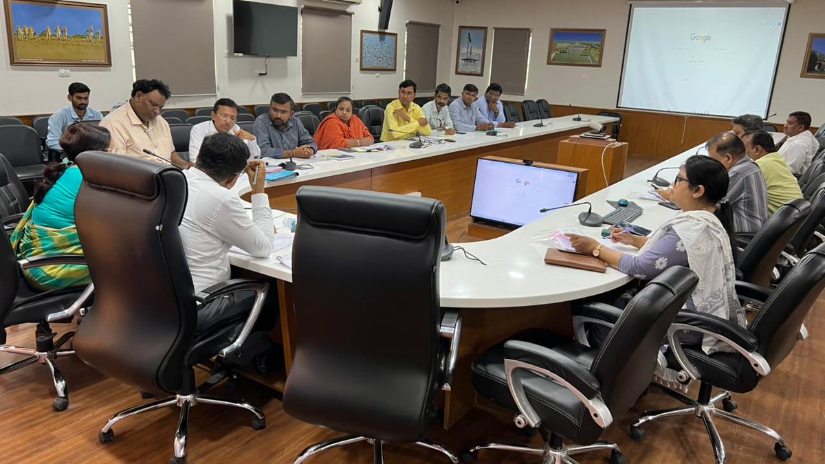 CollectorSRN's tweet photo. આજરોજ કલેક્ટર કચેરીના સભાખંડ ખાતે જિલ્લા જળ અને સ્વચ્છતા સમિતિ વાસ્મોની બેઠક યોજાઈ. આ બેઠકમાં જિલ્લામાં જલ જીવન મિશન, નલ સે જલ, ઓગમેન્ટેશન ઓફ ટેપ કનેક્ટિવિટી અને સ્વચ્છ ભારત મિશન (ગ્રામીણ)ના સુચારુ અમલીકરણ અંગે વિસ્તૃત સમીક્ષા હાથ ધરવામાં આવી.
@CMOGuj @revenuegujarat https://t.co/QITMUikkJl