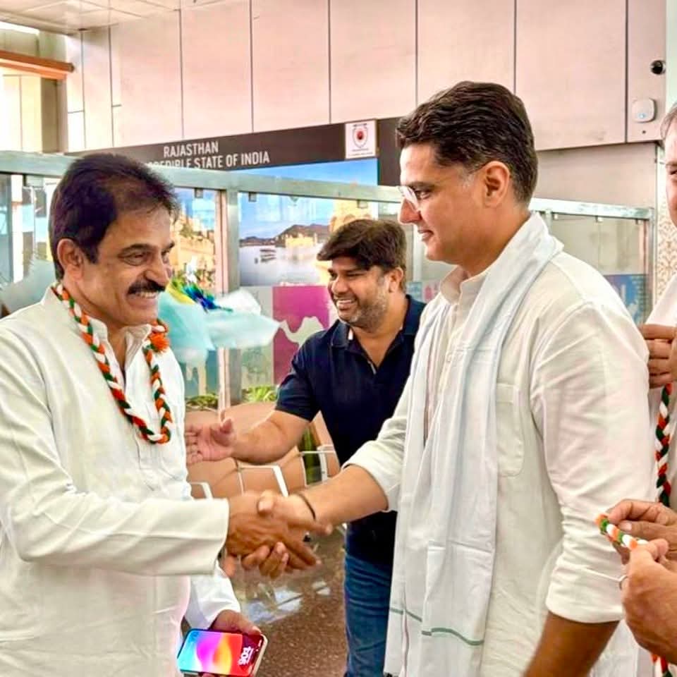 AbhimanyuP00NIA's tweet photo. अखिल भारतीय कांग्रेस कमेटी के संगठन महासचिव एवं लोकसभा सांसद आदरणीय श्री के.सी. वेणुगोपाल जी का जयपुर आगमन पर हार्दिक स्वागत एवं अभिनंदन।

आपका मार्गदर्शन एवं संगठन के प्रति समर्पण सभी कांग्रेसजनों के लिए प्रेरणास्रोत रहा है। @kcvenugopalmp @INCIndia https://t.co/MTkXzi1p6A