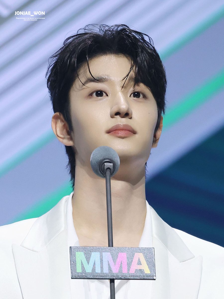 존재 tweet media