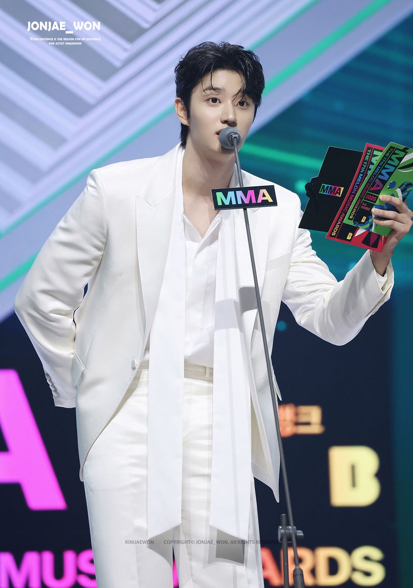 존재 tweet media