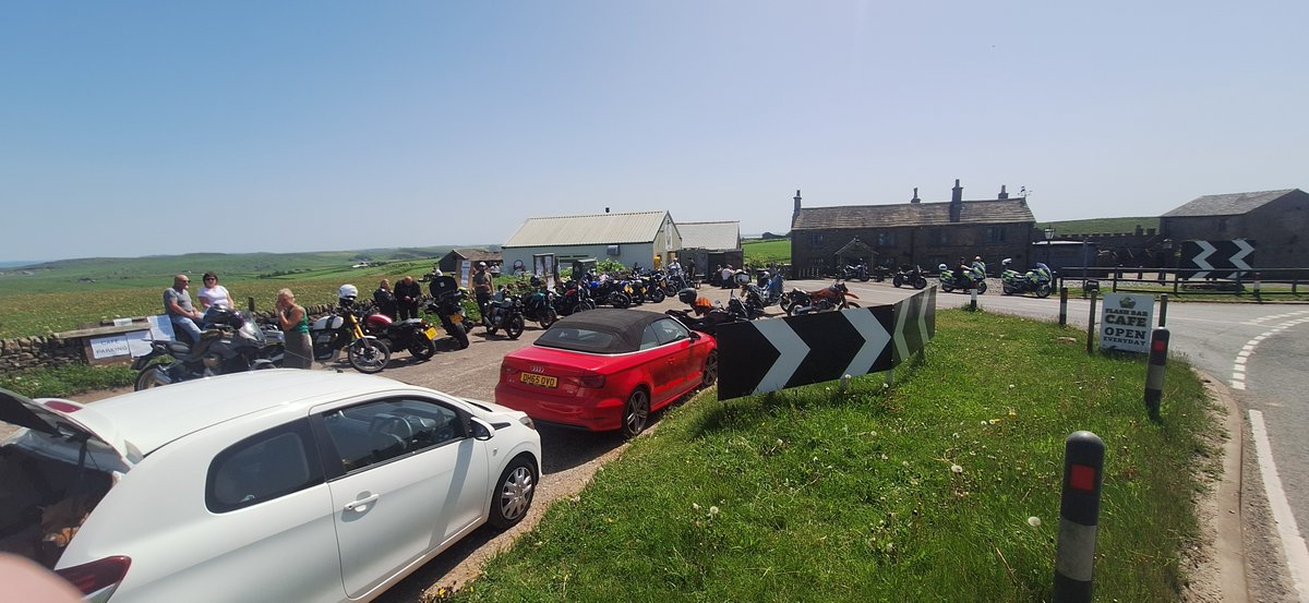 StaffsRoadHarm's tweet photo. Out patrolling the Countys High Risk Roads today.  Road are busy, but all good so far.  Some great engagement at The Flash Bar Cafe with a few signed up for a @BikesafeUK.  https://t.co/daiq8339z6
Its a bit warm at 30° but we've got a good job.  😎 https://t.co/rLCB7aQlLu