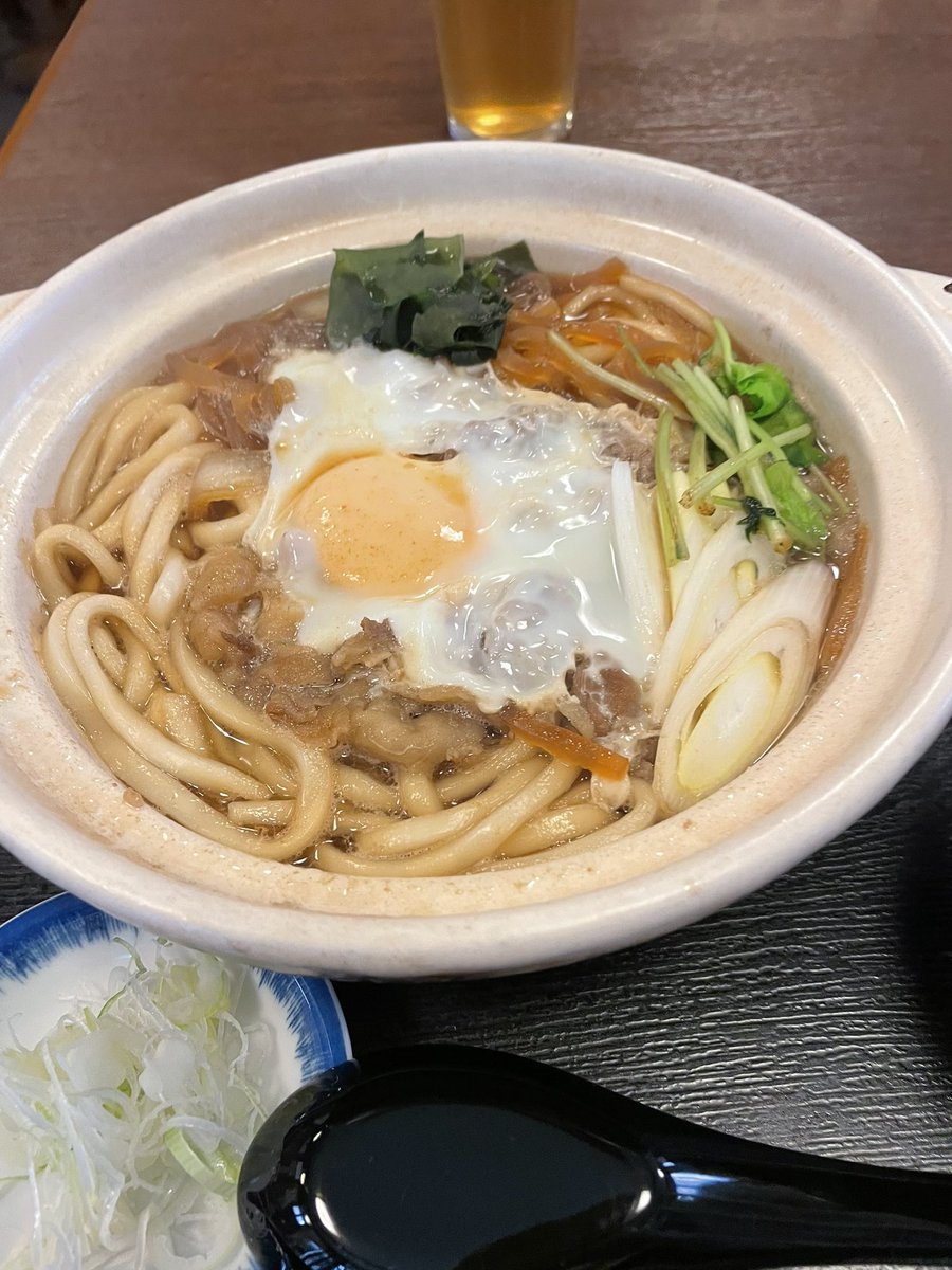 CatcatcatCo's tweet photo. 地元のお蕎麦屋さんですき焼きうどん
真夏になったら食べられないもんね。 https://t.co/7N1OLmmS2w