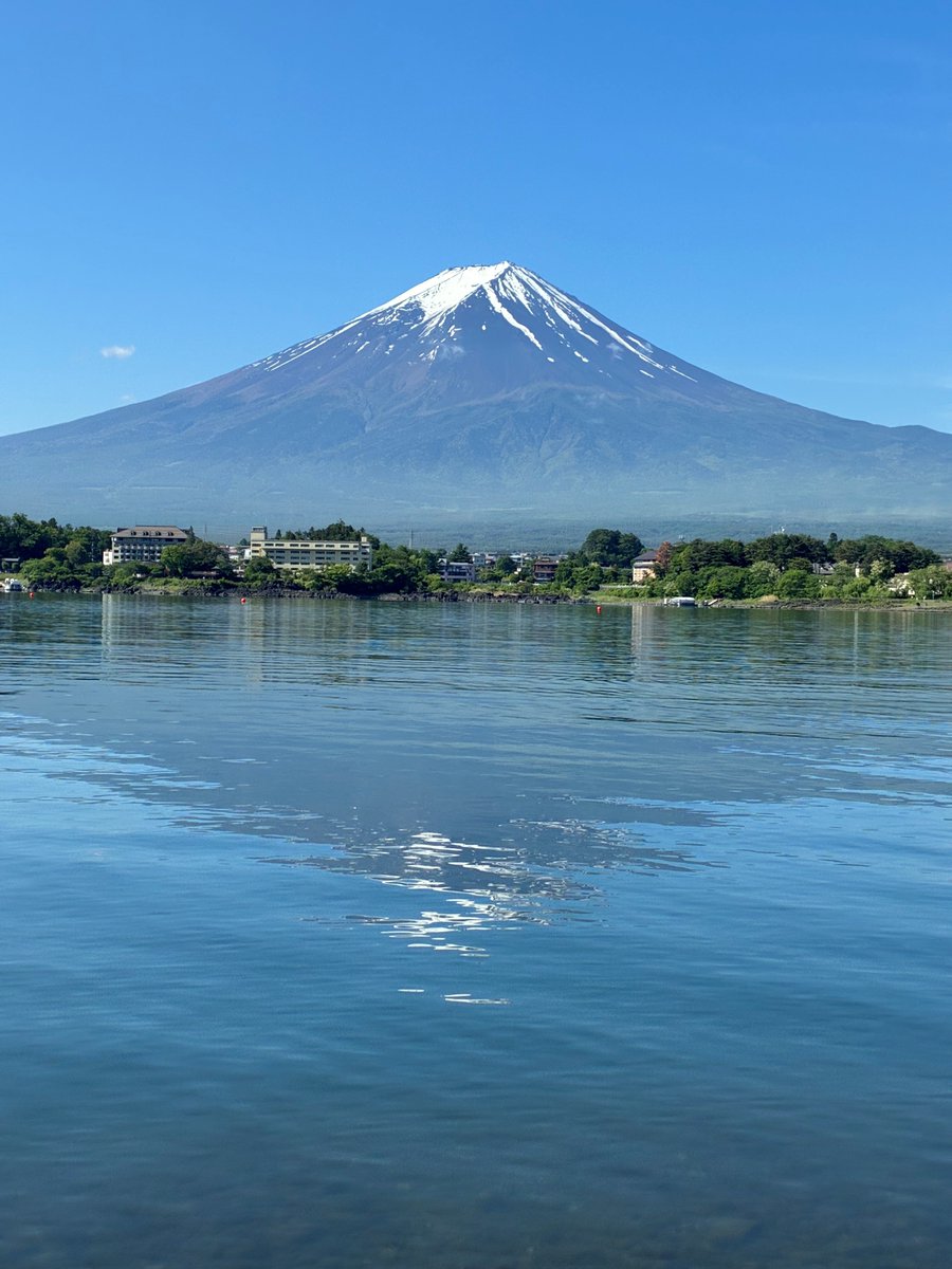 fujigokokankou's tweet photo. 河口湖産屋ヶ崎にて。富士五湖エリアは久しぶりの青空。気持ちよく波が揺れていました。 撮影日:2026.05.25 #富士山 #河口湖産屋ヶ崎 #富士五湖 #今日の富士山 #逆さ富士 #リフレクション #fujiphotospots #fujiyama #fujisan #mtfuji #mtfujiphoto #fujifivelakes #japan_daytime_view #reflection https://t.co/aQX1NGYiFE