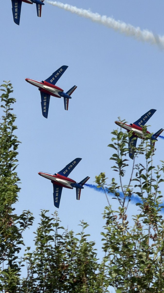 theangel91's tweet photo. ✈️ Le #temps des hélices, c’est toujours un moment à part
🇫🇷 Des #avions historiques, une ambiance incroyable et ce final avec la @PAFofficiel et @Rafale_Display qui a retourné le ciel.
Un bel événement made in @CDEssonne.
🙏 aux équipes qui rendent ça possible chaque année. https://t.co/mKZkZyPax8