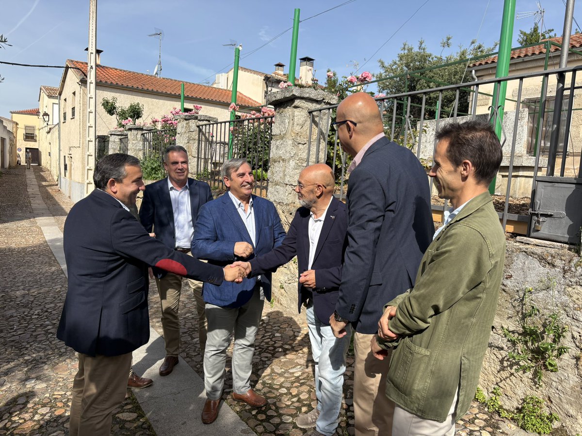jose_sanzmerino's tweet photo. 📃 El programa CyL Digital Rural supera el objetivo de formar a más de 33.000 personas en zonas rurales
💶 Inversión: 14M€ con fondos europeos
💻 Visitamos Ledesma, que acoge un curso para personas mayores de solución de problemas básicos en Internet 
👇🏻
https://t.co/zx2Du06EKi https://t.co/Qbmu1rDcIZ