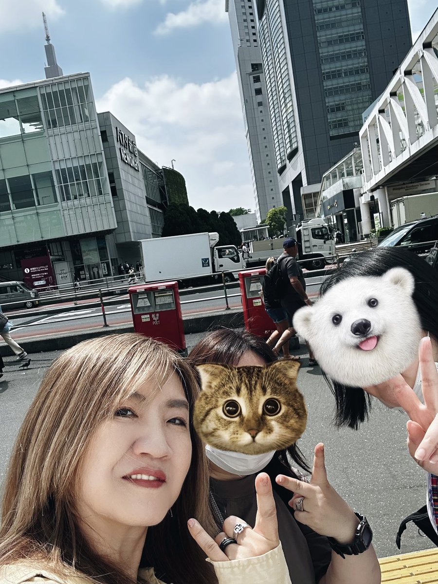 kunikikuni's tweet photo. さらに5月ふり返り。京都から麻耶雄嵩さんの相方Tさん&amp;彼女の仲良しGさんが我が家にお泊まりしてました。せっかくの機会と稲羽白菟さんもお招きし #fulu のミステリーシネマ3本一気見。有栖川さんのも法月さんのも麻耶さんのも、全部面白かったです！（由） https://t.co/imURJ2nw9a