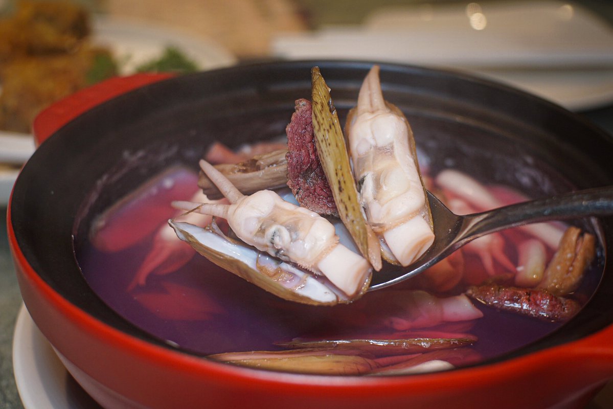 CantonWheel's tweet photo. Can a single ingredient become the reason to visit a restaurant? These Doutou razor clams from Fujian, China might be the answer. Farmed by local villagers for more than 600 years, they’re raised in rare black mud tidal flats that have developed over generations! https://t.co/Mat9LGQlRn