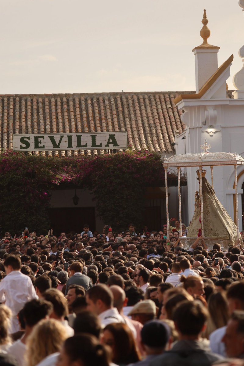 HdadRociodeSev's tweet photo. ¡Reina del cielo!

#RocíodeSevilla #ElRocío26 https://t.co/y497szl9LG