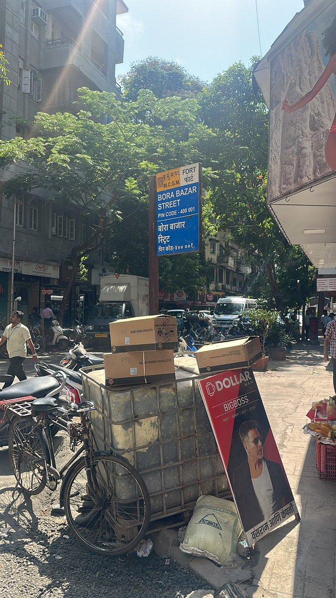 pratik1a's tweet photo. @MTPHereToHelp car parked in middle of the road creating disturbance at the corner of 221 bora bazar street and Rustom Sidhwa marg https://t.co/BXYJQ1gv2i