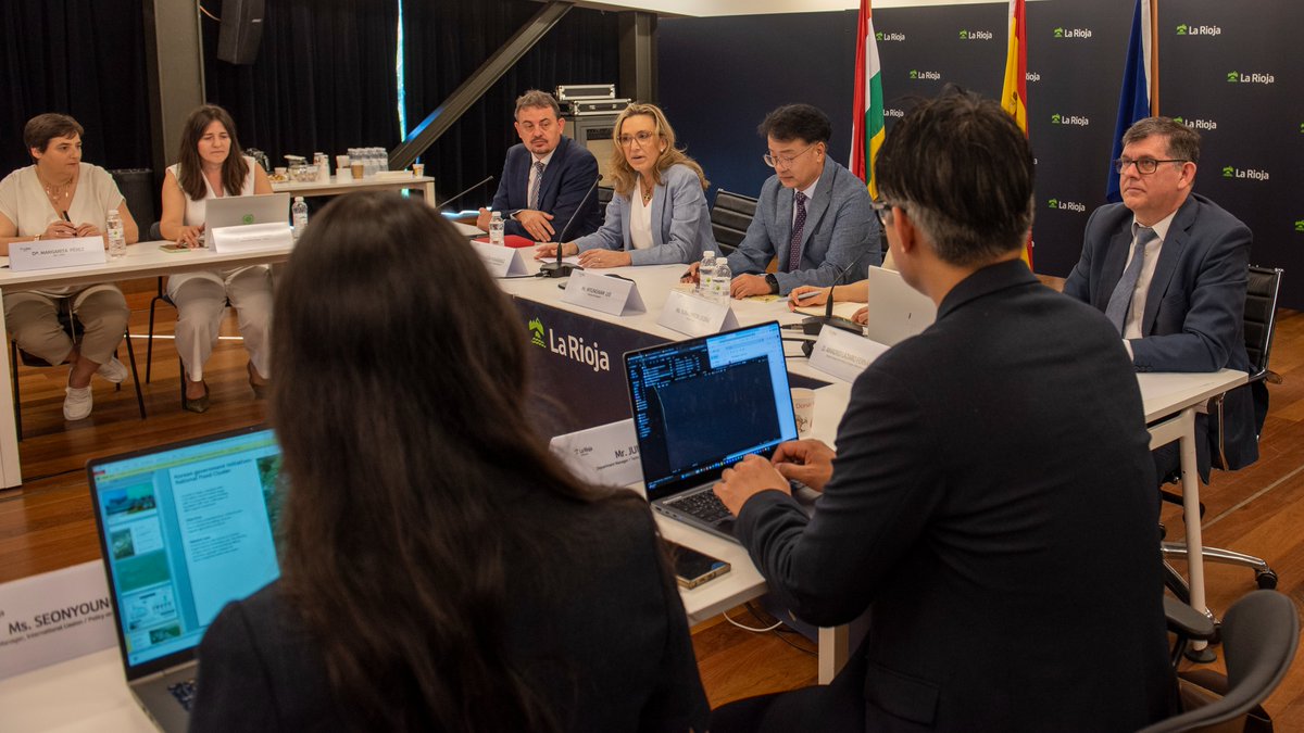 lariojaorg's tweet photo. 🇰🇷 La Rioja y Corea del Sur colaborarán en el desarrollo de proyectos de I+D+i en el ámbito agroalimentario.

🖇️ Info: https://t.co/o8paK75Uj5 https://t.co/5v7msJozfK