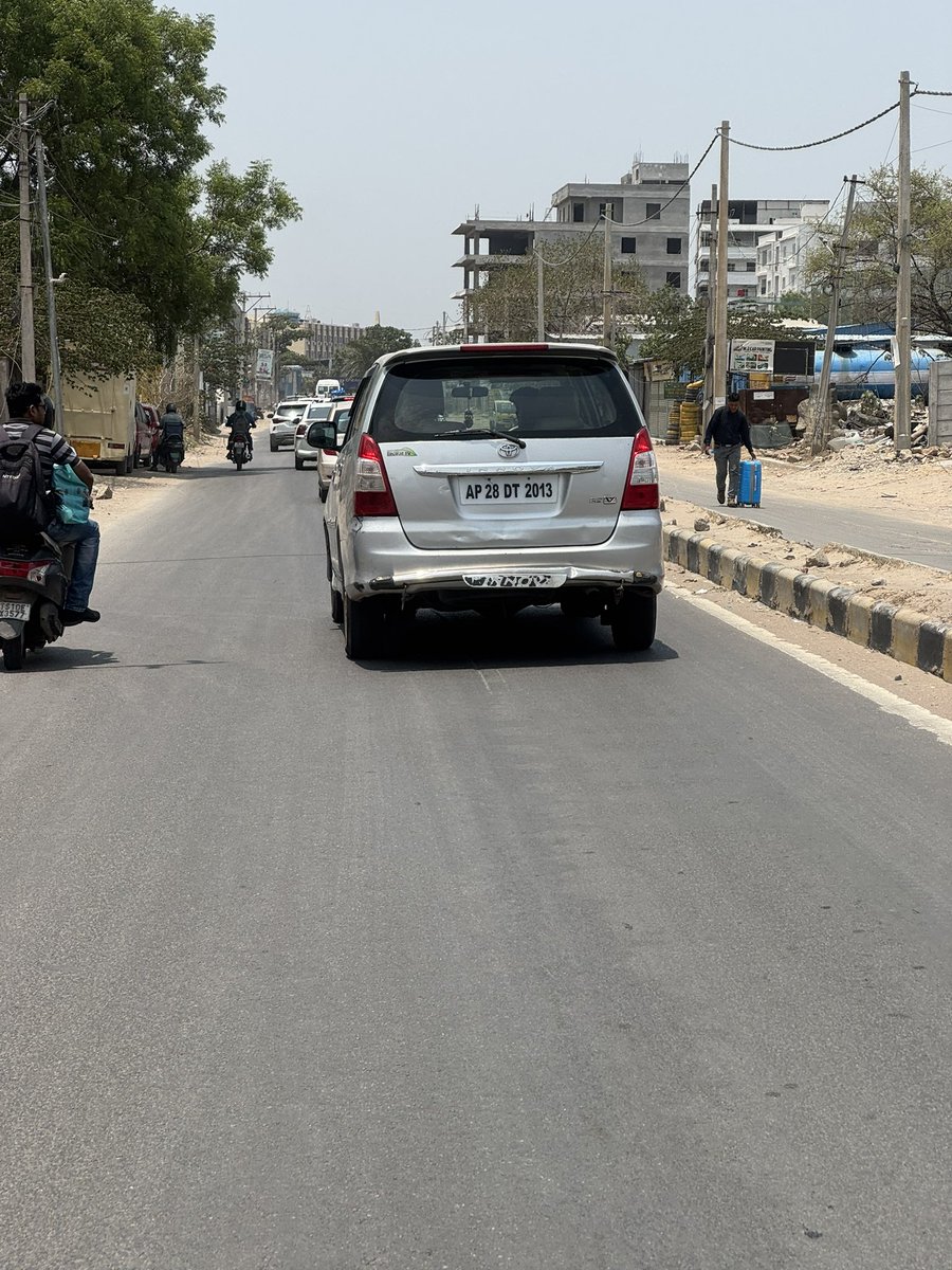 napster1932's tweet photo. @CYBTRAFFIC @HYDTP Looks like this car is using an unauthorised police siren and was driving rashly, dangerous cutting. No govt identification visible either. Also they have 3 pending challans.

Incident happened today around 11:30 AM near Vishnu Marg Road towards 100 Feet Road. https://t.co/POsASkwbc3