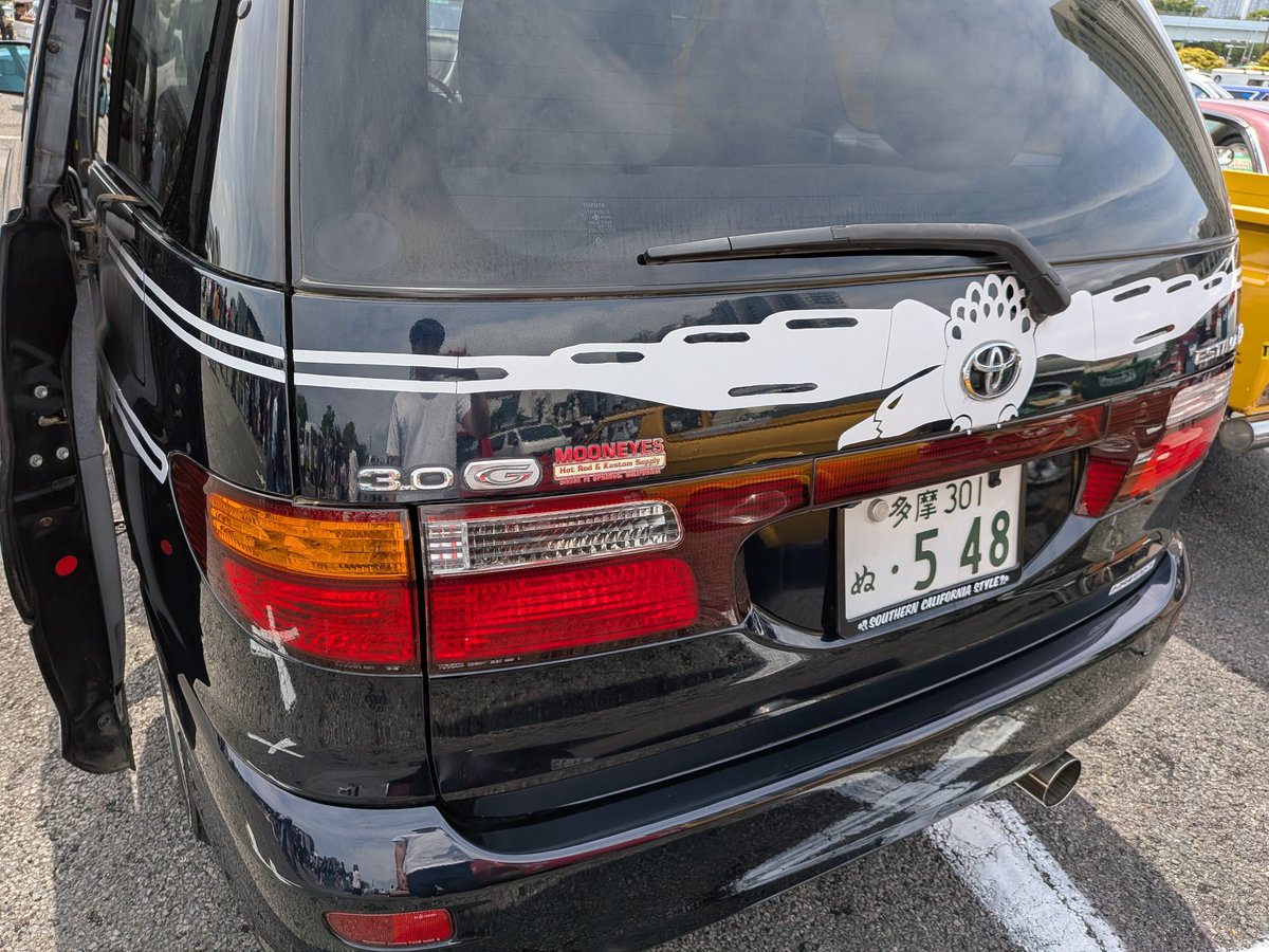 that_is_sample's tweet photo. 今回のSCNで琴線に触れたクルマ①
自分で作って貼った？ワシのピンストライプをまとったエスティマ。セルシオの18インチにホワイトレタータイヤ、純正車高なのも上品。しっかりV6サンルーフ付きなのもベースとしておっ、となりました。 https://t.co/58k99vK4Ne