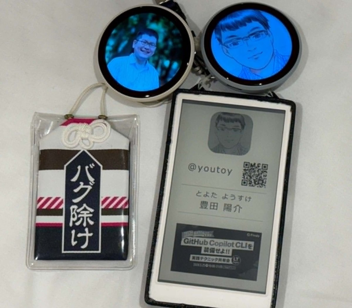 youtoy's tweet photo. M5Paper で作ったイベントで大活躍の電子ペーパー名札
表示を今日のイベント仕様にして、そしてデジタル缶バッジとセットで持って来た!
#techbaton_findy
#M5Stack #UIFlow https://t.co/MHMLquBwUL