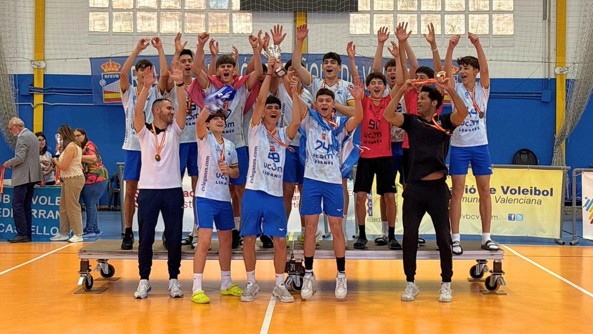 VoleibolLeganes's tweet photo. 📰 Campeonato de España 𝗖𝗮𝗱𝗲𝘁𝗲

🥉 El Cadete A Masculino levanta el bronce y el Cadete A Femenino finaliza quinto en un Campeonato de España para enmarcar

📲 Más información en ➡️ https://t.co/kRn8DyYsIa

#Cantera | #VamosLega 💙🤍 https://t.co/RKWpKOOKKl