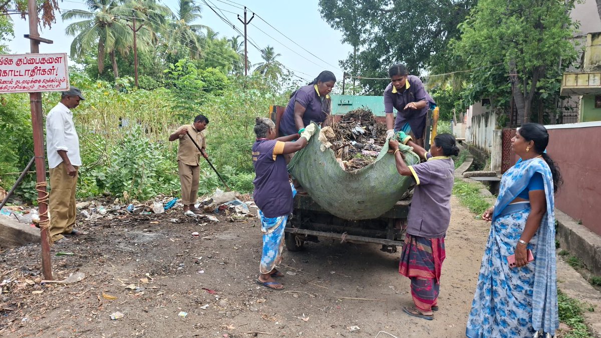 Vikramasingapu2's tweet photo. தூய்மை திருவிழாவை முன்னிட்டு இன்று *விக்கிரமசிங்கபுரம்  நகராட்சியில்  வார்டு 10 _ காளிபார் விளை _ பகுதி GVP சுத்தம் செய்யப்பட்டு அப்பகுதி பொதுமக்களுக்கு விழிப்புணர்வு வழங்கப்பட்டது. @SwachhBharatGov
@MoHUA_India @tnmaws  #SwachhSurvekshan #ThooimaiThiruvizha https://t.co/pjqZCK1A4V