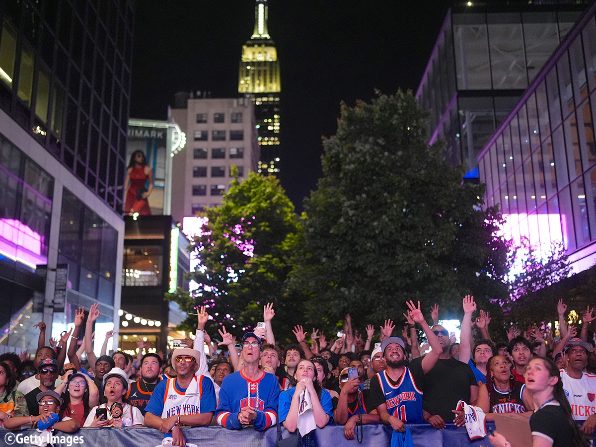 bbking_jp's tweet photo. 🗽MSG狂騒曲🏢
ニックスがNBAファイナル進出ならチケットは史上最高値に…すでに1席2000万円超で売却
https://t.co/SV5Cpk3o52
53年ぶりの優勝へ向けてファンの熱狂が最高潮に！もし進出すれば、過去の販売実績を塗り替える記録的なチケット高騰が予想されています🎫 https://t.co/tRSiHKhyDX