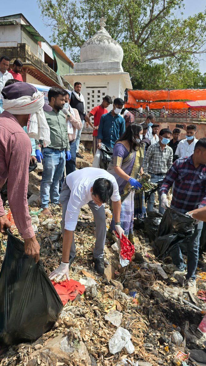 CDatia's tweet photo. जल गंगा संवर्धन अभियान 💧

गंगा दशहरा के पावन अवसर पर कलेक्टर श्री स्वप्निल वानखड़े ने दतिया स्थित सीता सागर पर श्रमदान कर स्वच्छता अभियान में सहभागिता की तथा जल संरक्षण का संदेश दिया।

#दतिया #CollectorDatia #जल_गंगा_संवर्धन_अभियान_MP #datia #MadhyaPradesh https://t.co/UKv4LSBsVW