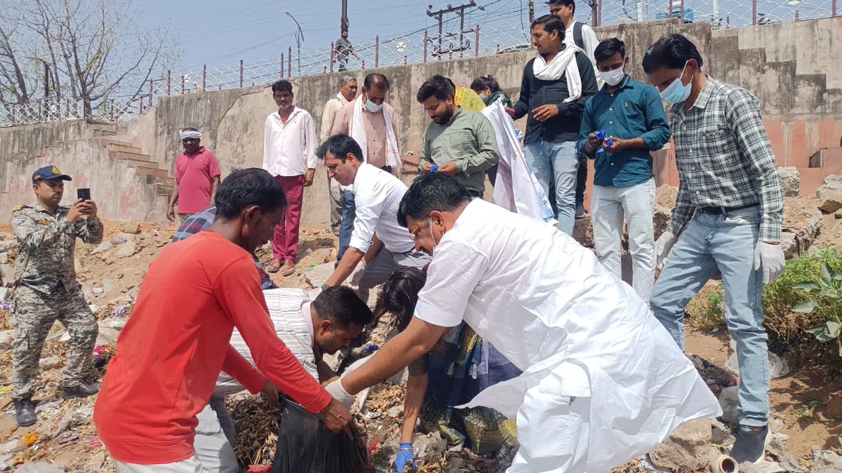 CDatia's tweet photo. जल गंगा संवर्धन अभियान 💧

गंगा दशहरा के पावन अवसर पर कलेक्टर श्री स्वप्निल वानखड़े ने दतिया स्थित सीता सागर पर श्रमदान कर स्वच्छता अभियान में सहभागिता की तथा जल संरक्षण का संदेश दिया।

#दतिया #CollectorDatia #जल_गंगा_संवर्धन_अभियान_MP #datia #MadhyaPradesh https://t.co/UKv4LSBsVW