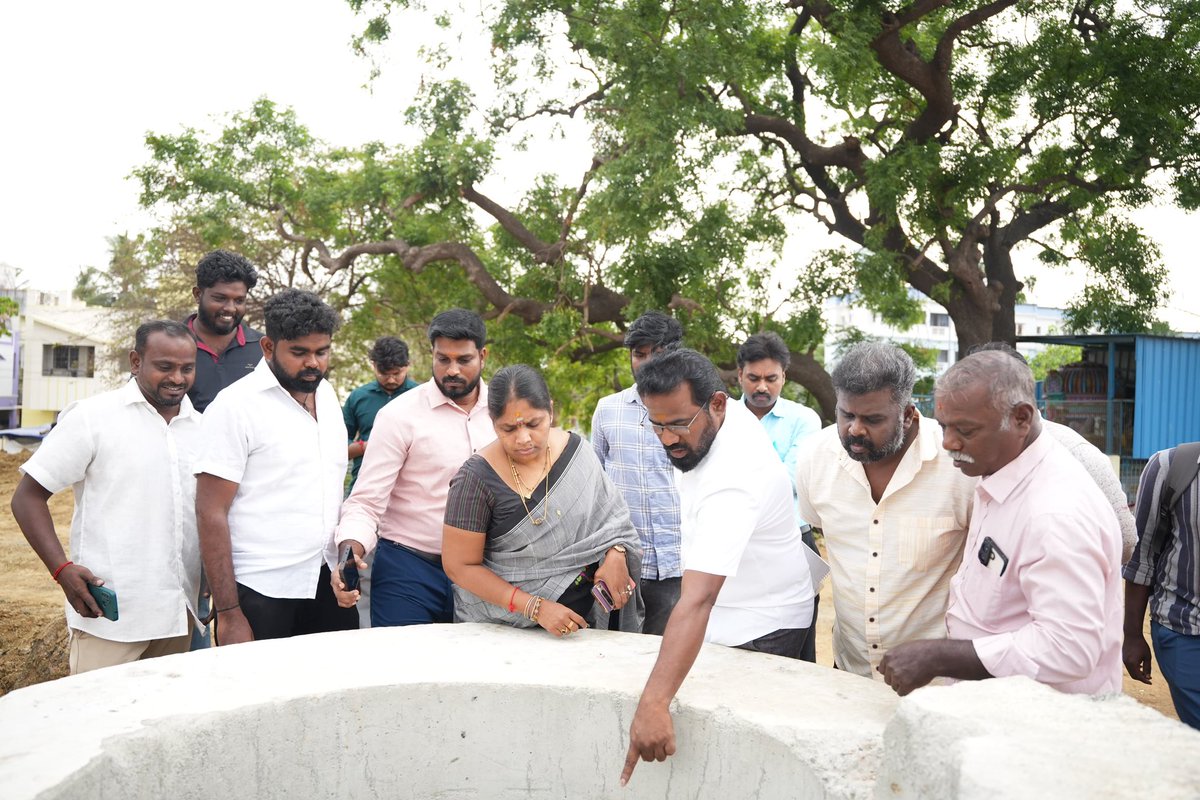 Kamatchitvk's tweet photo. பல்லாவரம் சட்டமன்றத் தொகுதியிலுள்ள திருநீர்மலை ஏரியின் தூர்வாரும் பணிகளை
பல்லாவரம் சட்டமன்ற உறுப்பினர்
திருமதி காமாட்சி எம்.எல்.ஏ அவர்கள்
நேரில் பார்வையிட்டு ஆய்வு செய்தார்.
ஏரிநீரின் வடிகால் பாதைகளில் இருந்த குறைகளைஅதிகாரிகள் மற்றும் ஒப்பந்ததாரர்கள��டம் எடுத்துரைத்து, https://t.co/8uAn5vRdFV