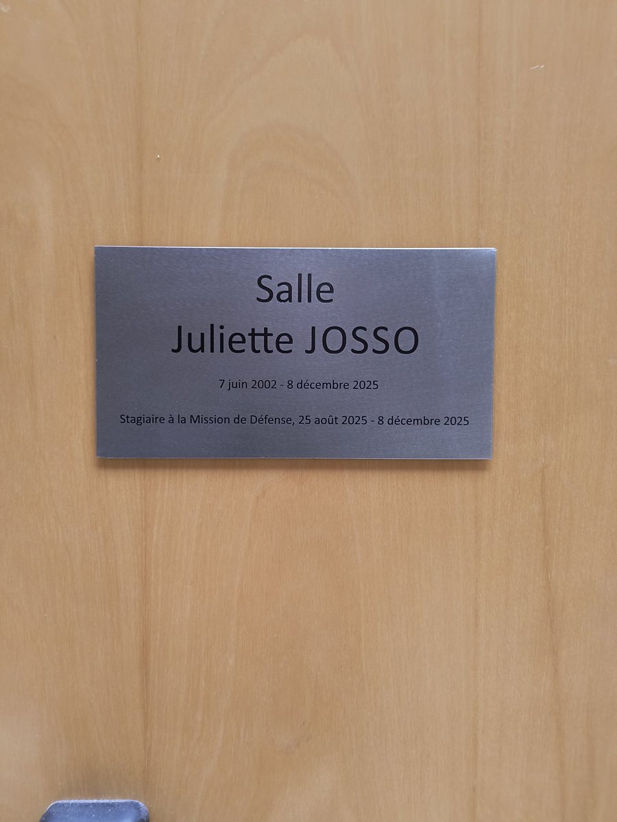 FR_DA_Singapore's tweet photo. 🇫🇷🇸🇬 Dédicace d'une salle de réunion à la mémoire de Juliette Josso, stagiaire à la mission de défense.

Pensées de soutien à sa famille de la part de toute l'ambassade.
@FranceinSG https://t.co/4xJpZZxpYS