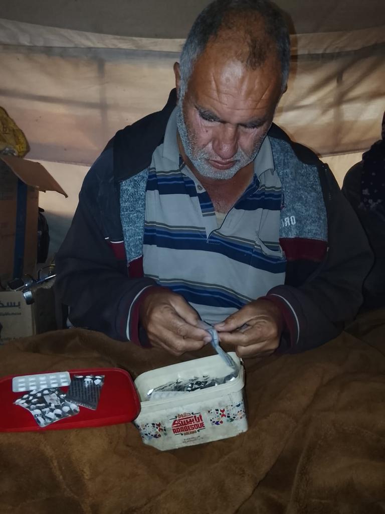 amaladman12's tweet photo. Ben Emel.Yaz sıcağının kavurucu sıcağında bir çadırda yaşıyoruz.Yanımda sürekli tedaviye ihtiyacı olan yaşlı ve hasta babam ve yeğenlerim var.Durum her geçen gün daha da kötüleşiyor ve hiçbir destek almıyoruz.Yalvarırım bizi yalnız bırakmayın.💔
@BulentY_ 
https://t.co/p64T7IK0W4 https://t.co/7kGz5GqdpU