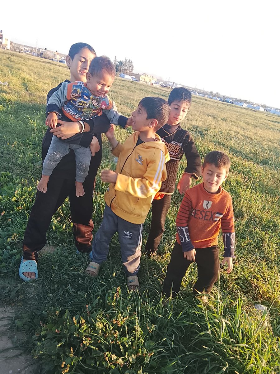 amaladman12's tweet photo. Ben Emel.Yaz sıcağının kavurucu sıcağında bir çadırda yaşıyoruz.Yanımda sürekli tedaviye ihtiyacı olan yaşlı ve hasta babam ve yeğenlerim var.Durum her geçen gün daha da kötüleşiyor ve hiçbir destek almıyoruz.Yalvarırım bizi yalnız bırakmayın.💔
@BulentY_ 
https://t.co/p64T7IK0W4 https://t.co/7kGz5GqdpU