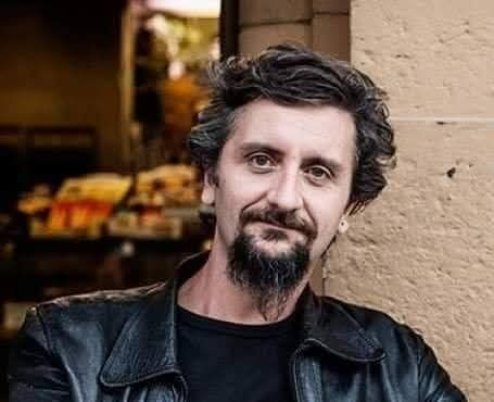 pierpi13's tweet photo. E' inutile che ripetete
Zecche rosse Zecche rosse
come se fosse un insulto.
Lo sappiamo benissimo che siamo fatti così
perché noi
Noi siamo i froci, siamo gli ebrei,
palestinesi dell'intifada
siamo barboni lungo la strada
siamo le zecche comuniste.
Noi, noi siamo anarchici
noi siamo spastici
noi siamo quelli col cesso a parte
noi siamo brutti, sporchi ma buoni
che detto in sintesi significa coglioni.
Noi siamo i negri, meridionali
siamo gli autonomi dei centri sociali
siamo l'elogio della pazzia
siamo un errore di ortografia,
noi siamo i punti dopo le virgole
siamo drogati, zingari e zoccole.
(A. Celestini)