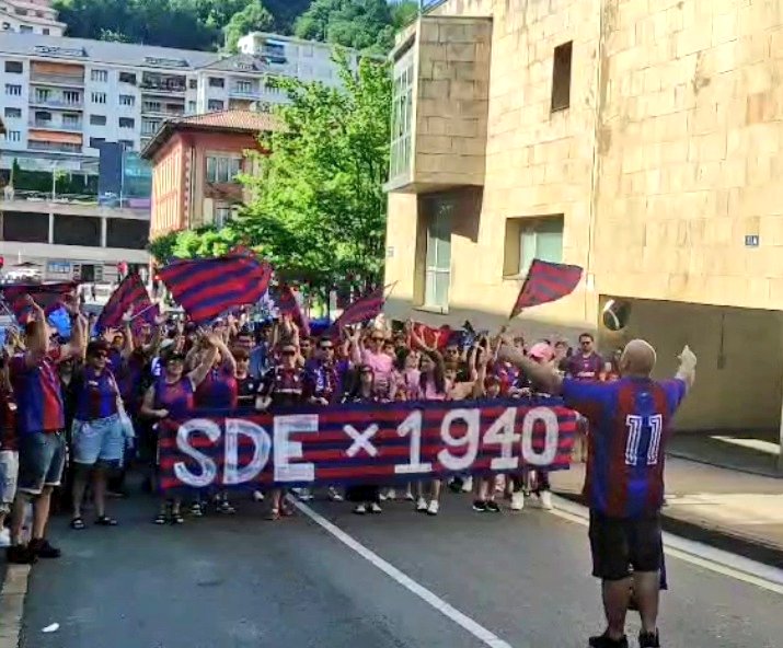 EskoziaLaBrava's tweet photo. ¡AQUÍ NO SE RINDE NI DÍOS!
Ambientazo de puro fútbol el vivido ayer en la kalejira Untzagatik Ipuruara. Agradecer a toda la afición eibarzale que se sumo a ella, dando colorido, unión y voz a una ciudad que aún no da dicho la última palabra. Mil esker 🔵🔴 https://t.co/fzXCHJiWlK