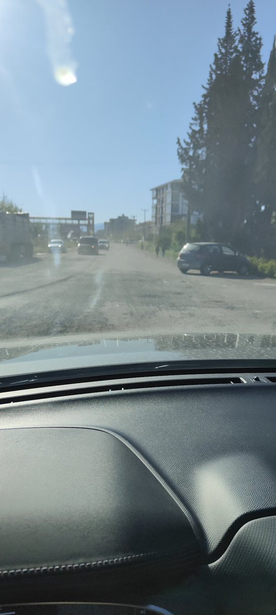 pasificus06's tweet photo. @EdremitBelediye Tüm general Aydoğan Aydın ortaokuluna gidiş dönüş yolu her gün bu şekilde çocuklar toz içinde kalıyor her gün buraya acil bir şey yapılması lazım, yol yapılamıyorsa her gün giriş çıkış saatinden önce sulama yapılsın yola https://t.co/QGrIdCn5e9