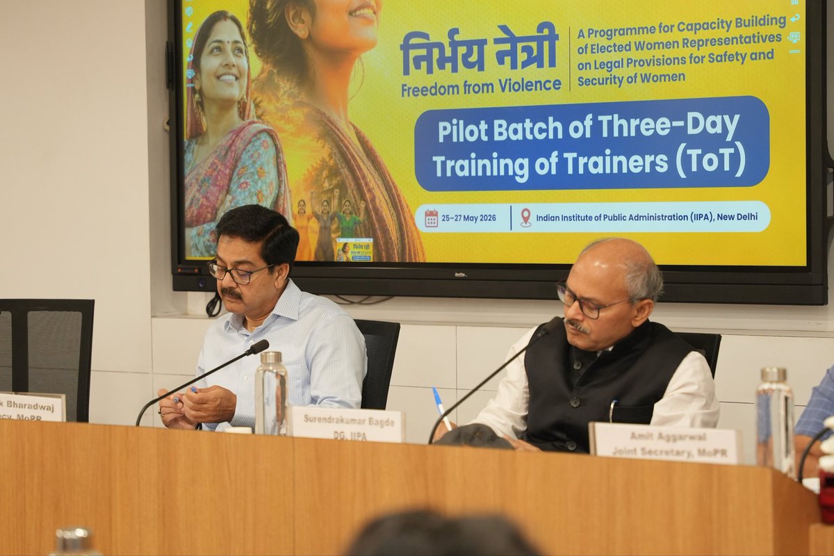 mopr_goi's tweet photo. #NirbhayRaho | भारतीय लोक प्रशासन संस्थान (IIPA), नई दिल्ली के महानिदेशक डॉ. सुरेंद्रकुमार बागड़े ने प्रशिक्षण कार्यक्रम के उद्घाटन सत्र में स्वागत संबोधन दिया। उन्होंने कहा कि महिलाओं की सुरक्षा और न्याय सुनिश्चित करने के लिए कानूनी जागरूकता, संवेदनशीलता और व्यवहारिक समझ को जमीनी स्तर तक पहुँचाना अत्यंत आवश्यक है। इस पहल को महत्वपूर्ण और दूरदर्शी बताते हुए उन्होंने ज्ञान को सार्थक सीख, व्यवहार और सामाजिक चेतना में बदलने पर बल दिया। उन्होंने कहा कि सुरक्षित परिवार, सुरक्षित समाज और सशक्त राष्ट्र की आधारशिला है।

#PMO #MoPR #WCD #NirbhayRaho #NirbhayNetri #FreedomFromViolence #NirbhayaFund #GenderResponsiveGovernance #LegalAwareness #PanchayatiRaj #GrassrootsGovernance #WomenSafety