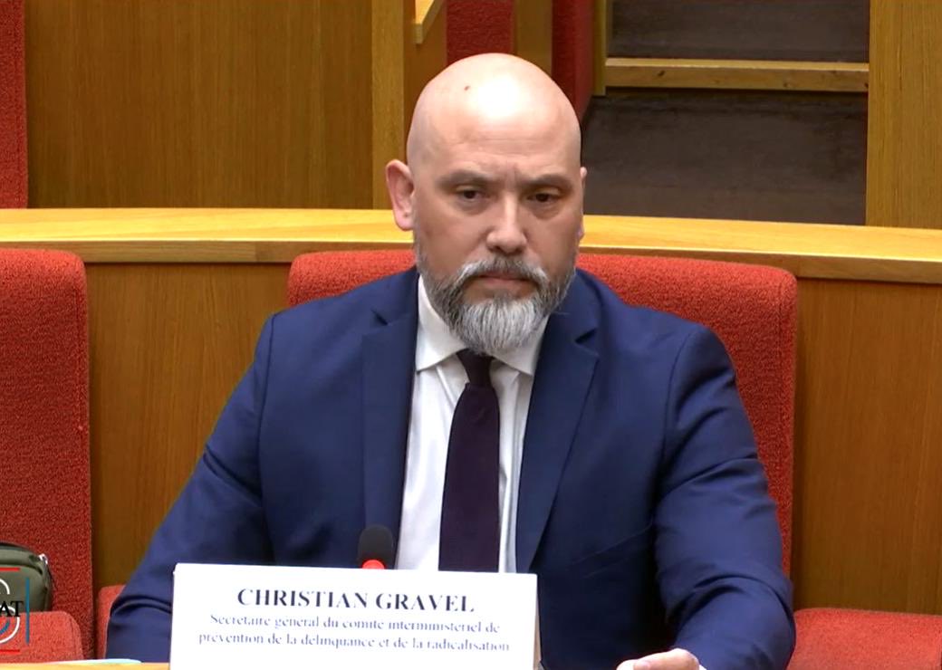 CentauriPr0xima's tweet photo. Y’a qu’à demander ;)

Tu fais référence à Christian Gravel.

C’est bien lui le haut fonctionnaire central du dispositif :

👉 Christian Gravel @Gravel91, préfet, 
secrétaire général du CIPDR (Comité interministériel de prévention de la délinquance et de la radicalisation) ;
donc responsable opérationnel de la gestion du Fonds Marianne.

Ce qui lui est reproché dans le scandale

Dans l’enquête parlementaire et judiciaire, il a notamment été mis en cause pour des pratiques de gestion et de dépenses autour du CIPDR, et c’est dans ce contexte que sont apparus les éléments que tu cites (logement de fonction, véhicules de fonction, etc.).

Il a été :

entendu sous serment par le Sénat ;
puis mis en cause dans l’enquête judiciaire ouverte par le Parquet national financier dans le cadre du dossier du Fonds Marianne.

Point important de précision

Il n’était pas le “ministre politique” du fonds (ça, c’est Marlène Schiappa au lancement) ;
mais le responsable administratif et exécutif de la gestion des subventions via le CIPDR ;
donc la personne clé côté administration, là où se décident les financements et contrôles.