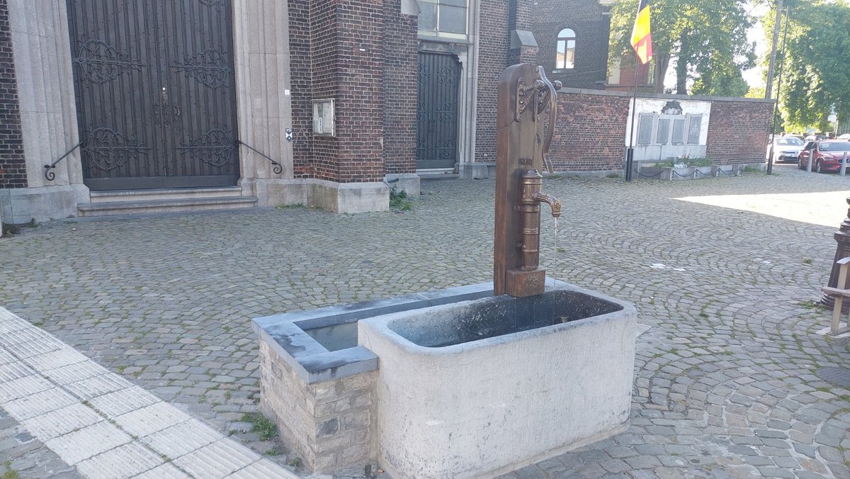 ChevalierChris8's tweet photo. La Fontaine de l'église Saint-Foy à Liège https://t.co/g5AUMXnvLw