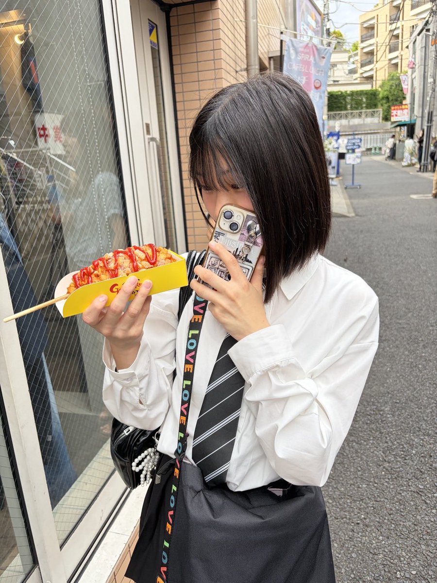 Miosinger's tweet photo. 🍓🧀
・
・
・
原宿に行ってきました！！💖ちょー久しぶり😿
いちごのチョコがけとハットグを食べました🌟
今日朝起きたらニキビの赤ちゃんできてて萎え萎えです笑笑
みんなは原宿行ったら何が食べたいですかー？
#東京 #原宿 #竹下通り #遠征 #jc https://t.co/TxSAcjJGNu
