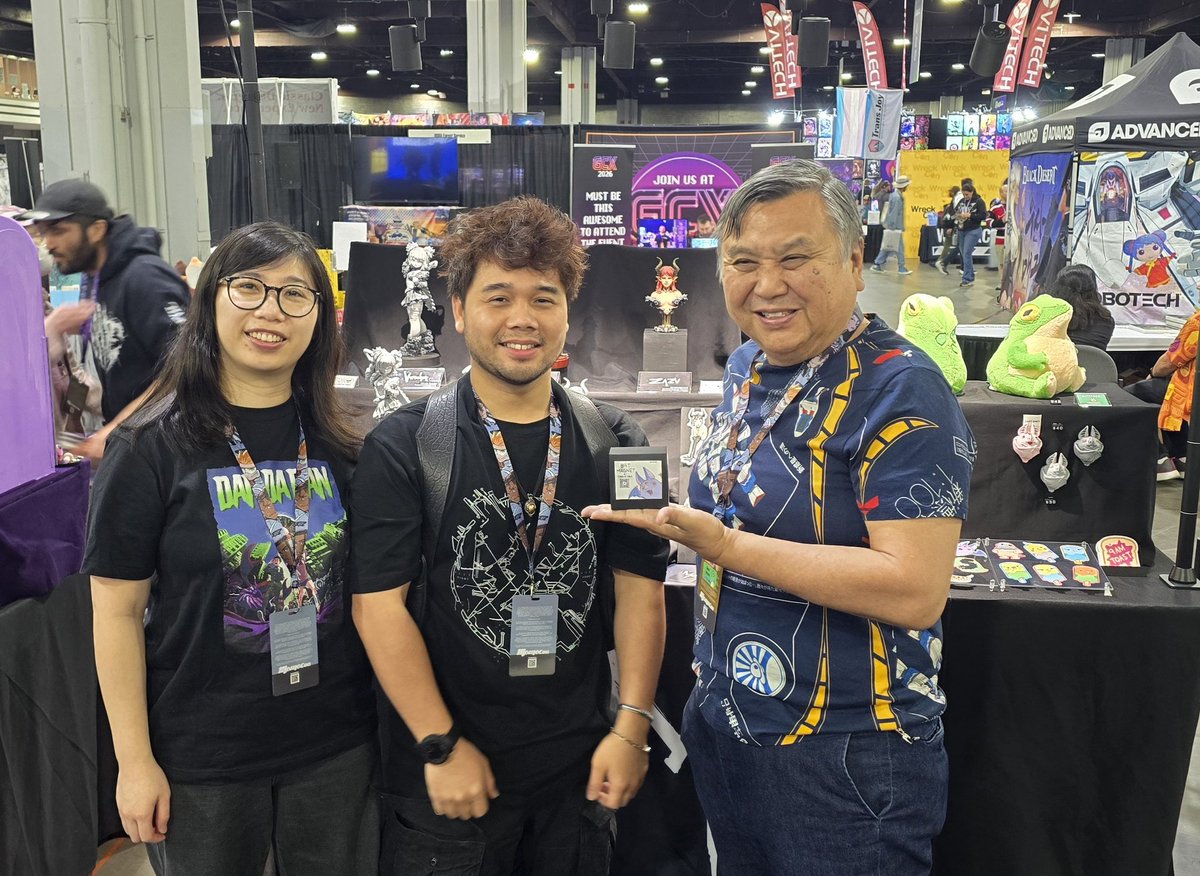JamesMarsano's tweet photo. 4 days of @wonderfestus at @momocon was a great success, it was awesome meeting familiar faces and making new friends that are in the hobby.
Thank you everyone for coming to support my work!! 
Every customers and people that passed by my booth told me they were excited to see this debut event.
Some drove from 7-9 hours drive away ranging from north Carolina, Florida, Alabama, Kentucky
And a lot of them flew from the west coast.

It also was such an honor meeting and speaking with Shuichi Miyawaki san!
He is the advisor of Kaiyodo and the Wonder Festival Executive Committee Representative.
We got to trade figures as well!
They hope to bring more figure companies out here in the US, more sculptors and expand The Wonder festival area

I look forward to joining again next year! 
Feeling very inspired to make new figures/resin kit 🤩

Shout out to Chris Stuckey for organizing this event.