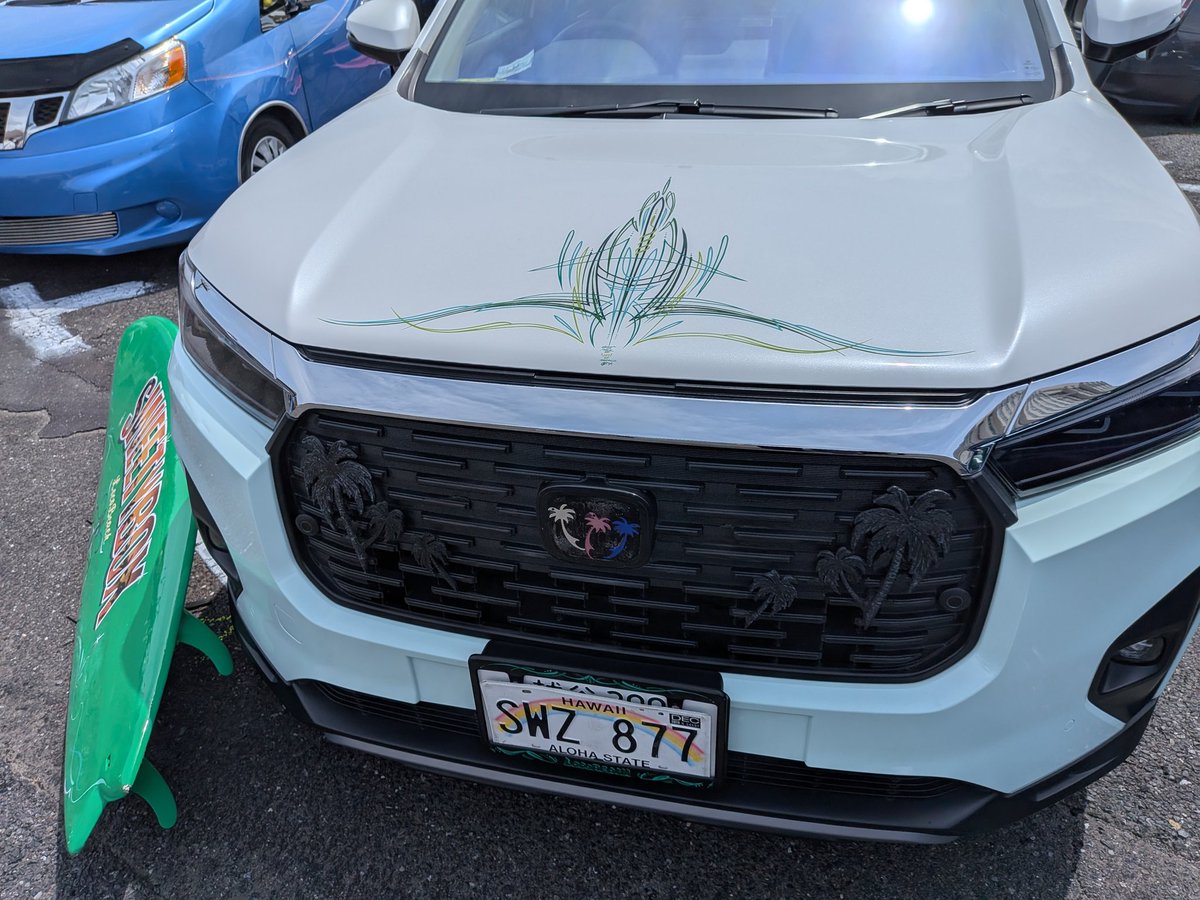 that_is_sample's tweet photo. SCNで琴線に触れたクルマ②
ハワイアン仕様のWR-V。最近流行りの角目化レトロ仕様みたいなのではなく、ベースのデザインを活かしながら圧倒的な差別化を図れてた。グリル樹脂色に合わせたヤシの木の飾りとか、ツートンの塗り分け境目とかめちゃオシャレだった。 https://t.co/UXEsTftKLQ